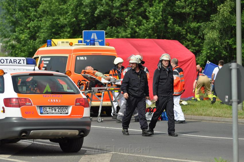 Schwerer Unfall mit Reisebus Lohmar Donrather Dreieck P151.JPG